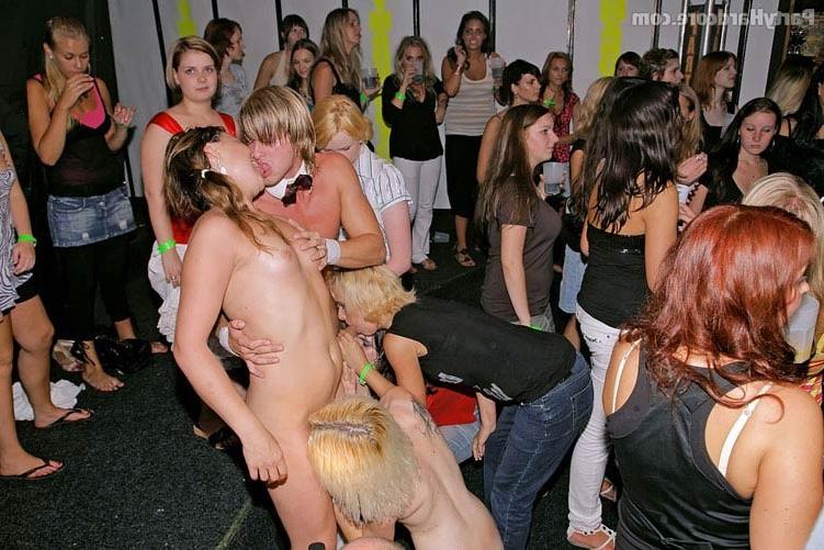 16P Horny girls sucking cocks at group party