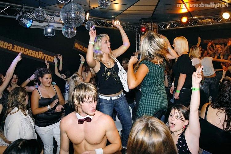 16P Horny hot drunk girls blowjobs at party