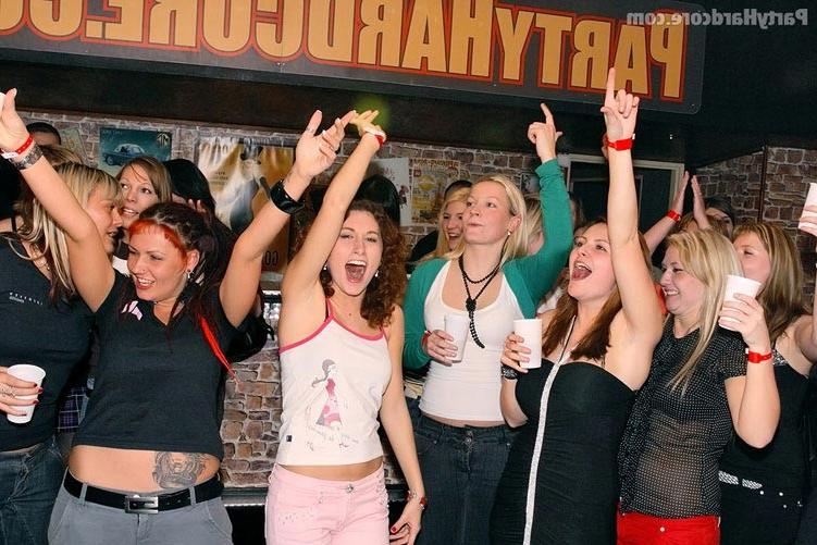 16P Horny drunk nasty sluts fucking at party