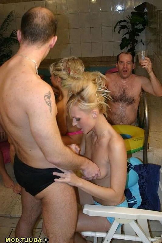 16P Party sluts making crazy groupsex orgy near swimming pool