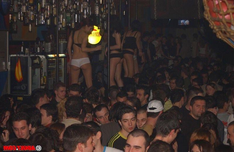 16P Lezzies licking pussy at gangbang party