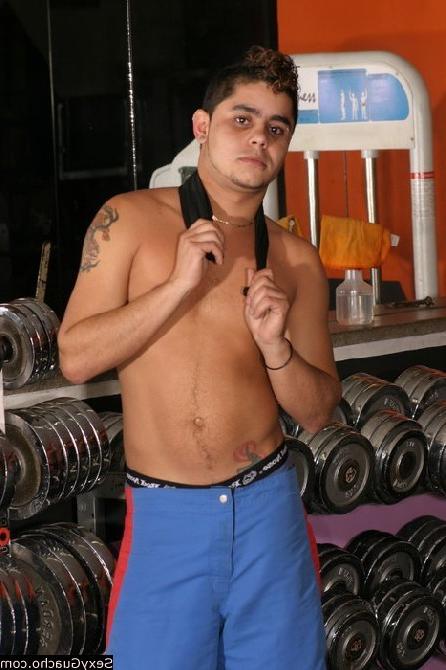 12P Gay guy working out lifting weights in the gym looking for other men
