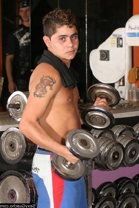 12P Gay guy working out lifting weights in the gym looking for other men