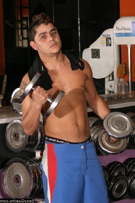 12P Gay guy working out lifting weights in the gym looking for other men