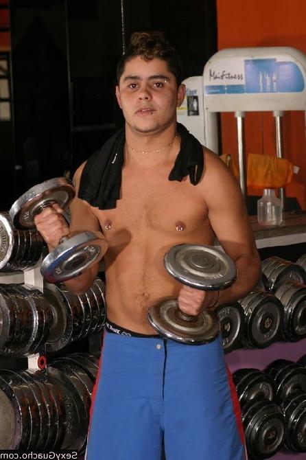 12P Gay guy working out lifting weights in the gym looking for other men