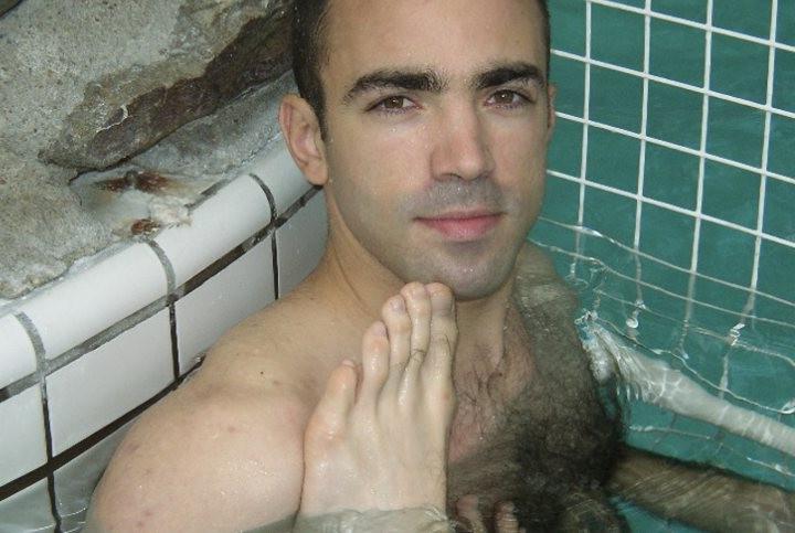 20P Two hairy chested foot lovers enjoy having fun in a piscina pool
