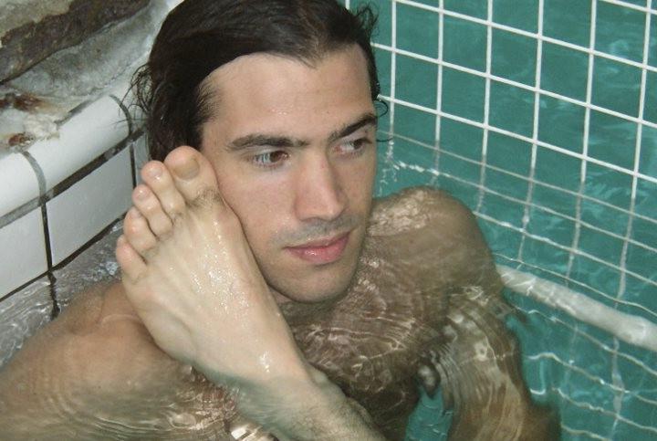 20P Two hairy chested foot lovers enjoy having fun in a piscina pool