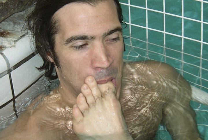 20P Two hairy chested foot lovers enjoy having fun in a piscina pool