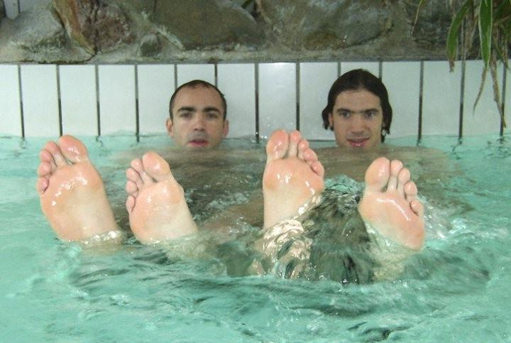 20P Two hairy chested foot lovers enjoy having fun in a piscina pool