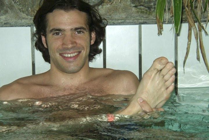 20P Two hairy chested foot lovers enjoy having fun in a piscina pool