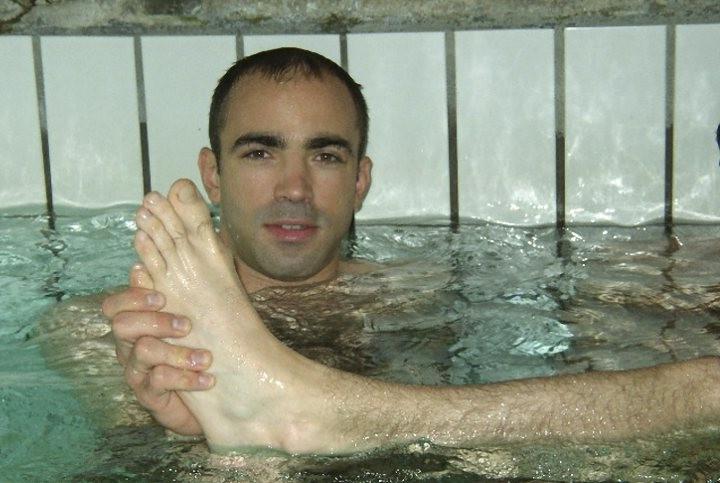 20P Two hairy chested foot lovers enjoy having fun in a piscina pool