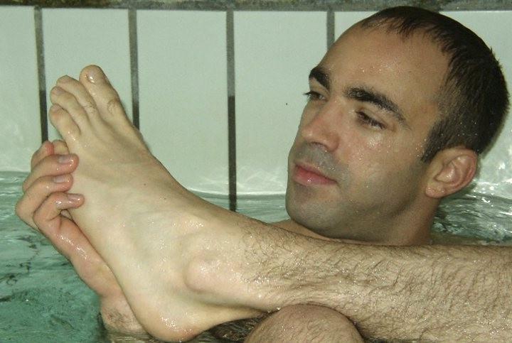20P Two hairy chested foot lovers enjoy having fun in a piscina pool