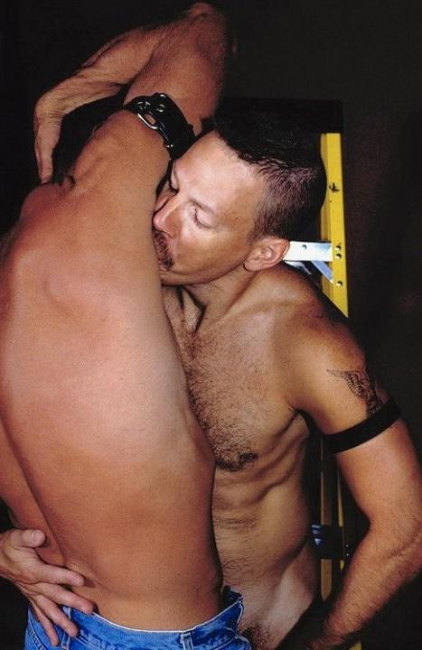 20P Two mature muscle bears sucking and riding and cumming enjoyment