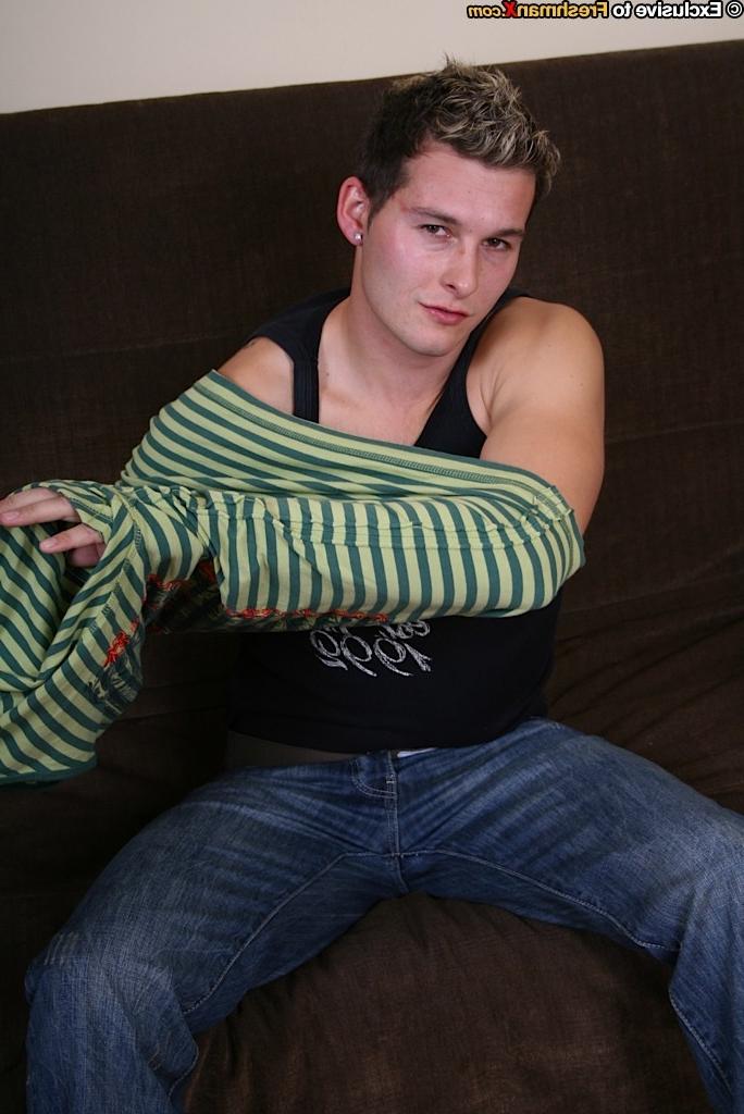 15P Very fit Mike Beers strips and tugs on his firm dick.