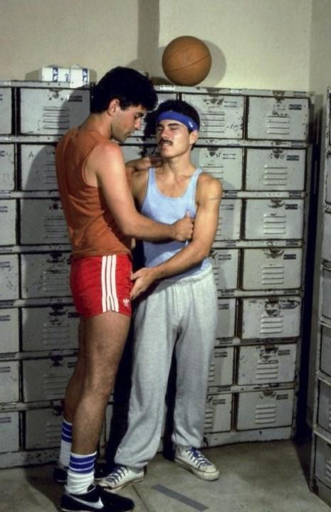 20P Bear screwing a nice hairy ass after training in a locker room
