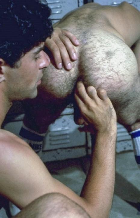 20P Bear screwing a nice hairy ass after training in a locker room