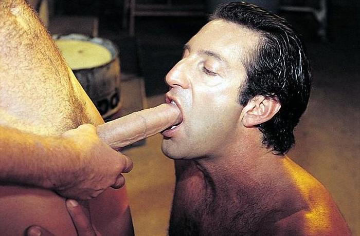20P Muscle bears in leather suck and fuck in a dungeon