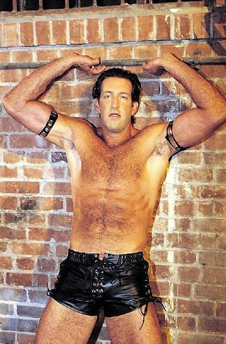 20P Muscle bears in leather suck and fuck in a dungeon