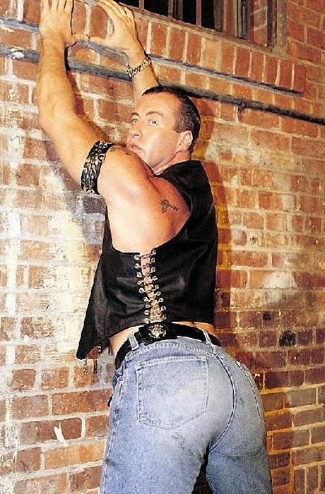 20P Muscle bears in leather suck and fuck in a dungeon
