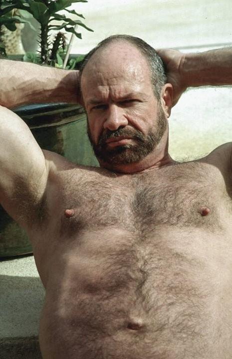 20P Mature hairy chested dude showing and jerking off in the garden