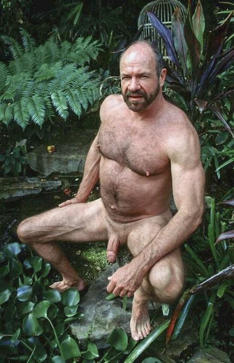 20P Mature hairy chested dude showing and jerking off in the garden