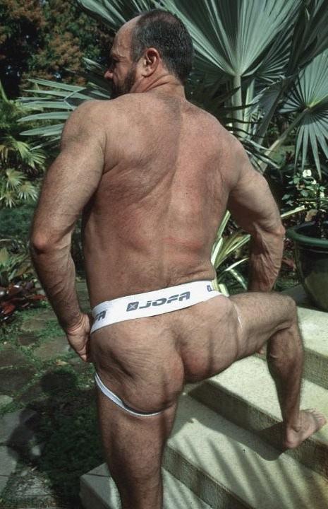 20P Mature hairy chested dude showing and jerking off in the garden