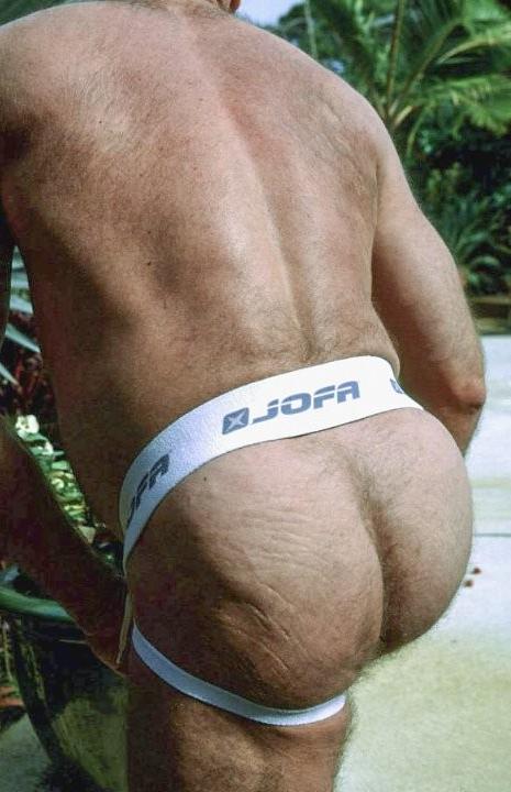 20P Mature hairy chested dude showing and jerking off in the garden