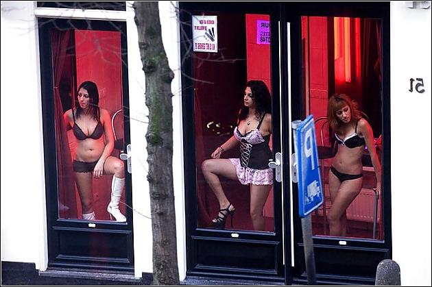 24P Mes Amies Les Putes 13 ( Red Light) by TROC