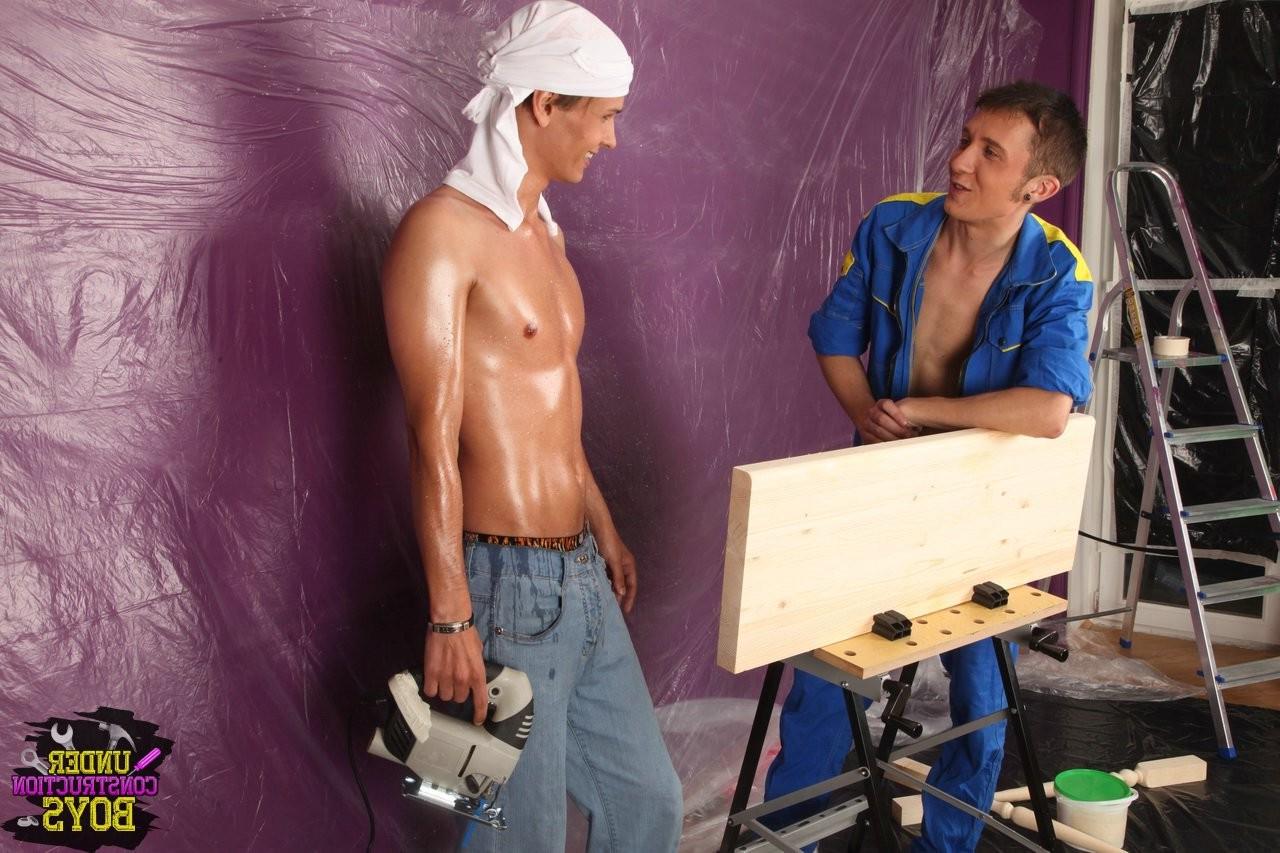 15P Eager twink gets his hands on muscular oiled up construction guy