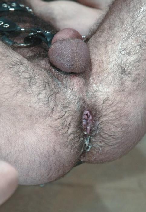 20P Two mature bears in leather sucking and fisting in a dungeon