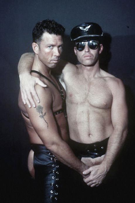 20P Muscle bear couple in leather rimming and pounding in a dungeon