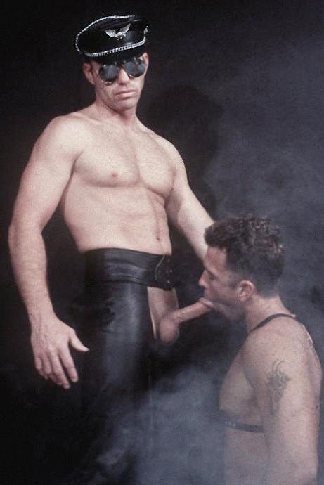 20P Muscle bear couple in leather rimming and pounding in a dungeon