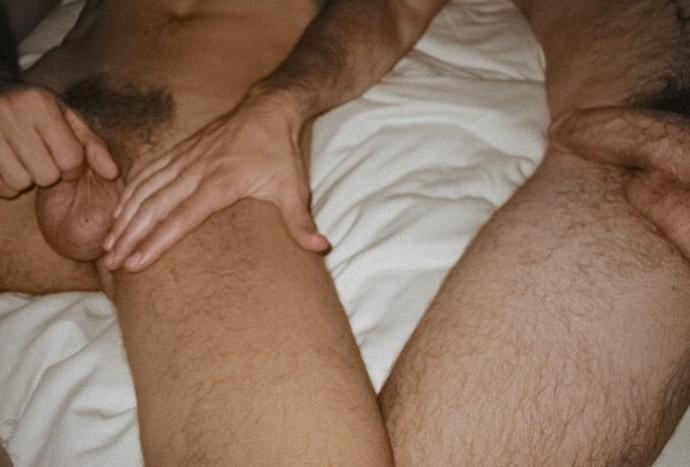 20P Huge cock bear and stud enjoy mutual sweet blowing closeups