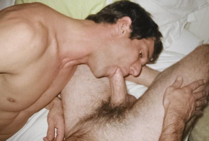 20P Huge cock bear and stud enjoy mutual sweet blowing closeups