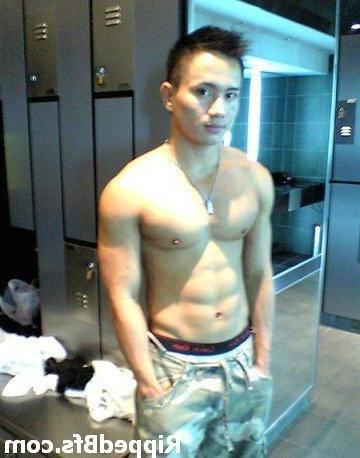 10P Big chested dude flex up his muscles in front of the camera