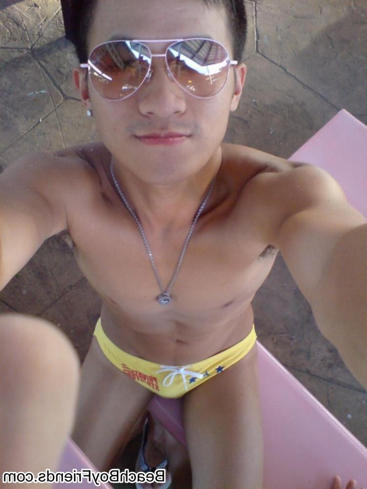 10P Hunk boys with muscular body are topless at the beach