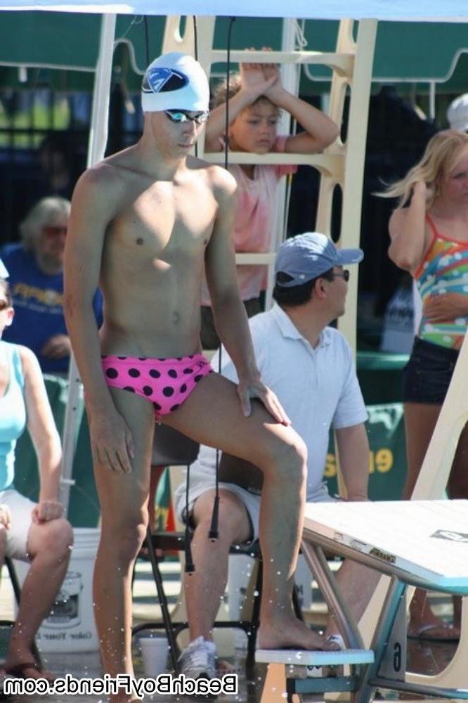 10P Hunk boys with muscular body are topless at the beach