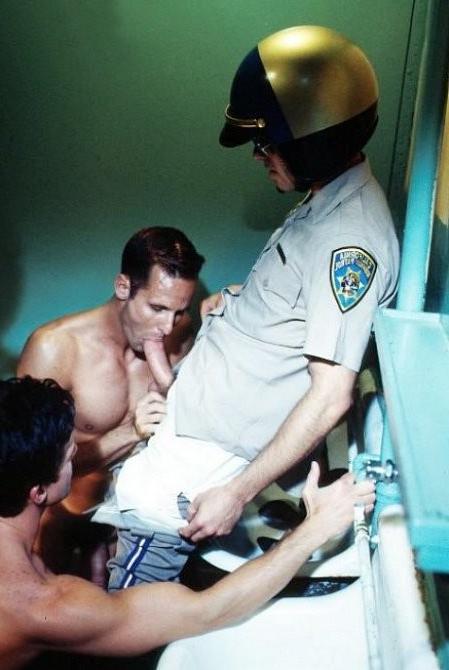 20P A strict cop getting sucked by two muscle suspects in a toilet
