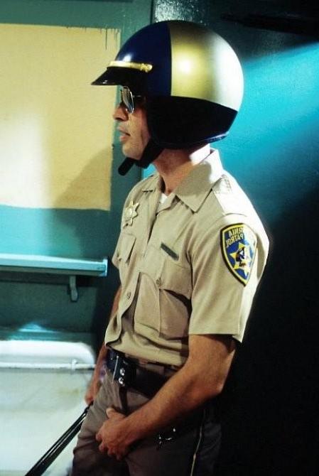 20P A strict cop getting sucked by two muscle suspects in a toilet