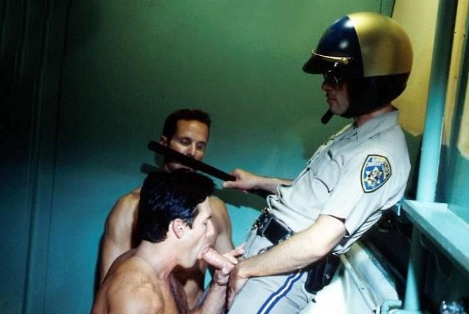 20P A strict cop getting sucked by two muscle suspects in a toilet