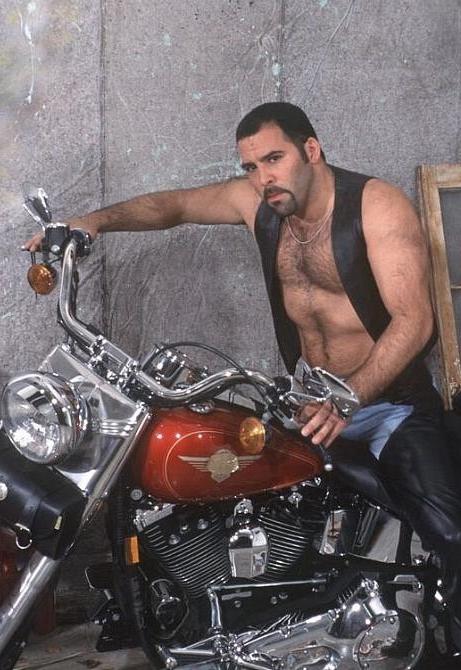 20P Muscle hairy biker fucking and getting fucked by twink in garage