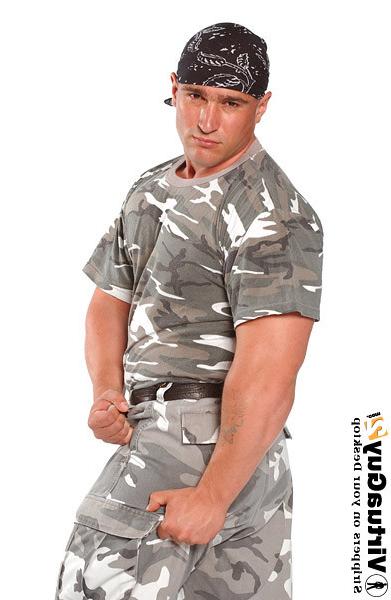 16P Muscular guy in military outfit posing