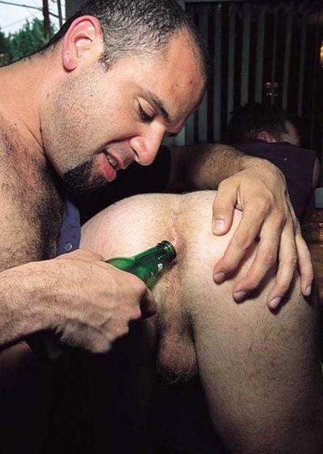 20P Mature bear treating a twinks ass hole and enjoying facials