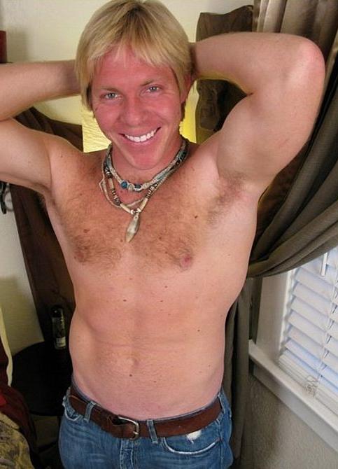 20P Two fair haired mature muscle guys blowing n cumming passion