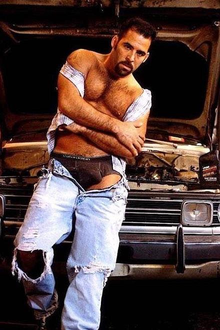 20P Muscle dirty bears enjoy sucking and rimming in littered garage