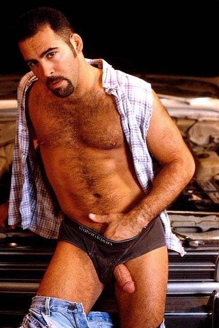 20P Muscle dirty bears enjoy sucking and rimming in littered garage