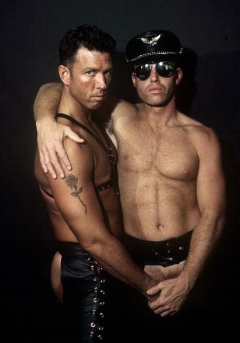 20P Muscle bear couple in leather enjoy sucking and fucking delight
