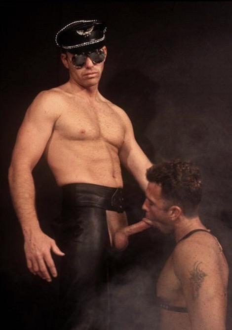 20P Muscle bear couple in leather enjoy sucking and fucking delight