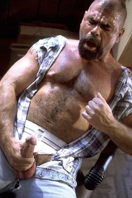 20P Mature hairy muscle dad fucking a smooth dude and cumming joy