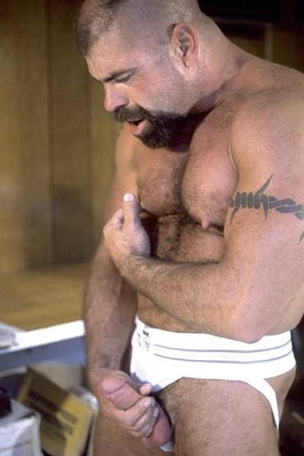 20P Mature hairy muscle dad fucking a smooth dude and cumming joy
